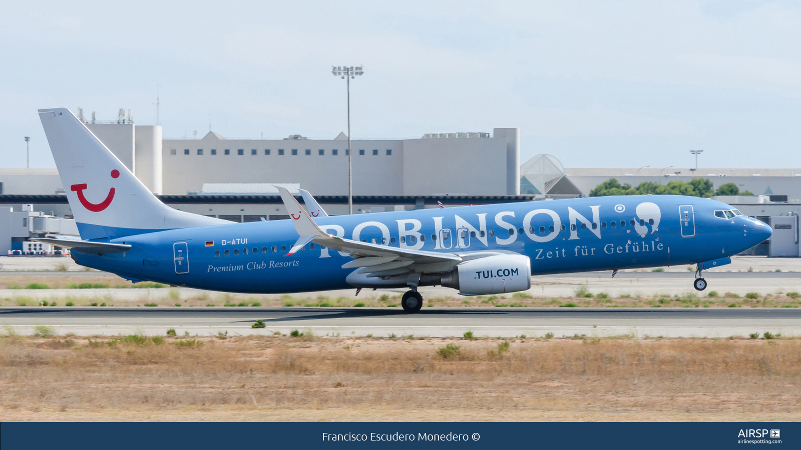 Tui Airways  Boeing 737-800  D-ATUI