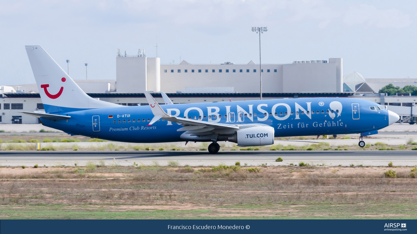 Tui Airways  Boeing 737-800  D-ATUI