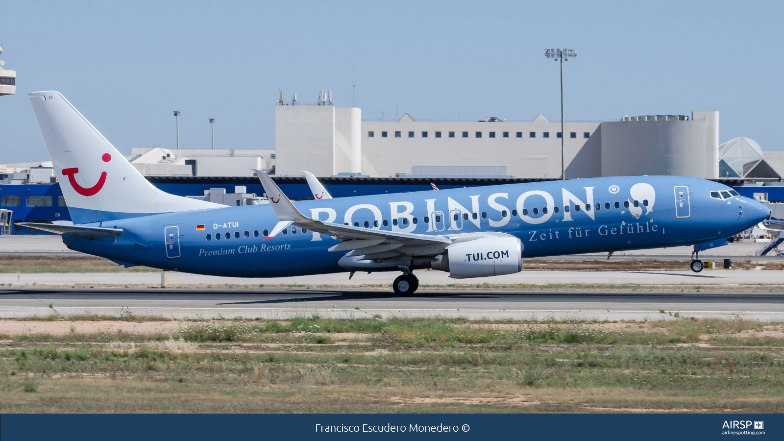 Tui Airways  Boeing 737-800  D-ATUI