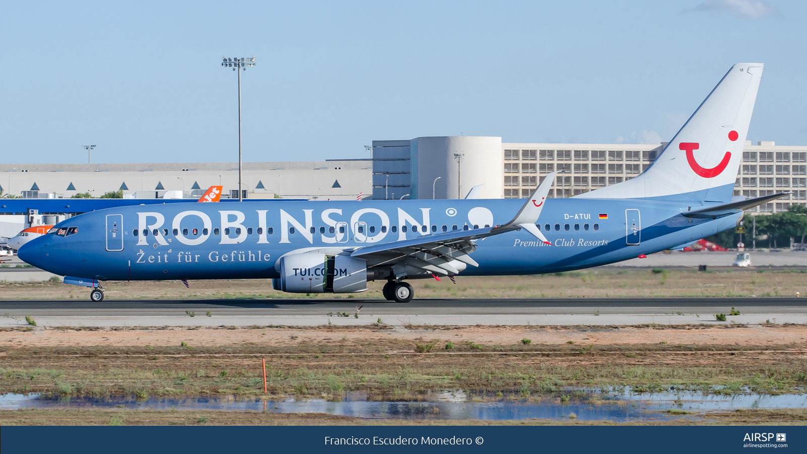 Tui Airways  Boeing 737-800  D-ATUI