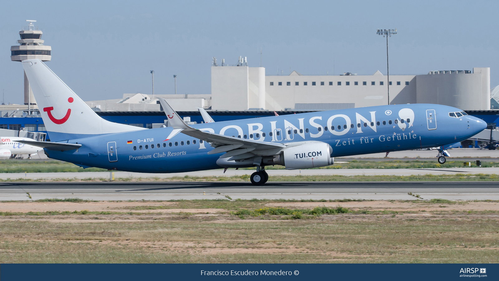 Tui Airways  Boeing 737-800  D-ATUI