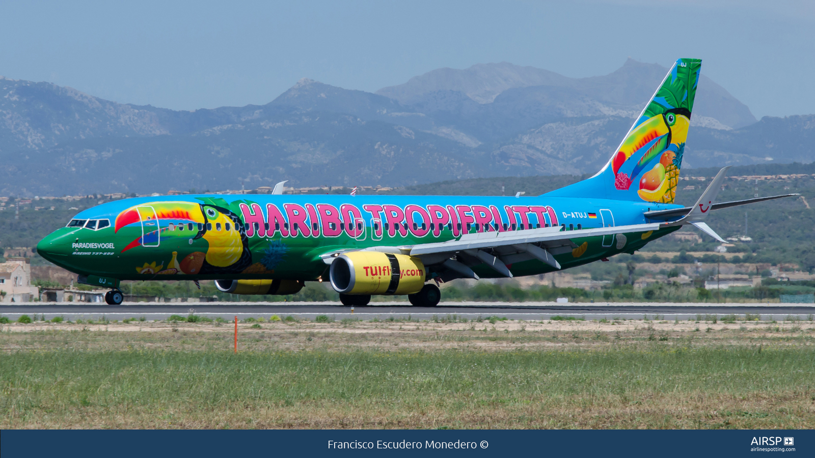 Tui Fly  Boeing 737-800  D-ATUJ