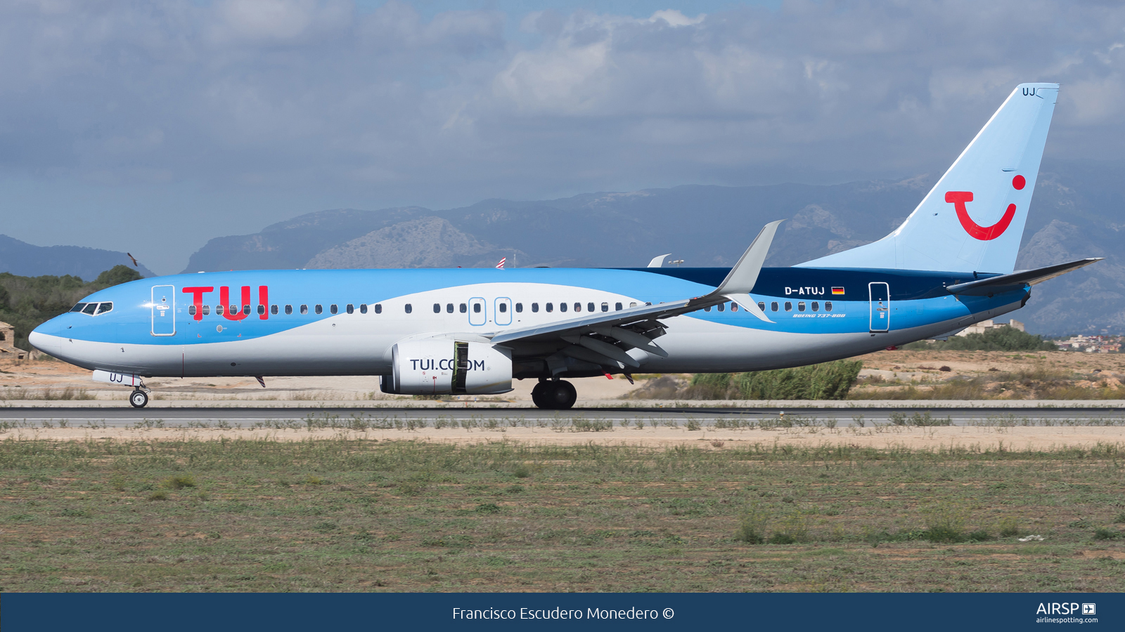 Tui Airways  Boeing 737-800  D-ATUJ