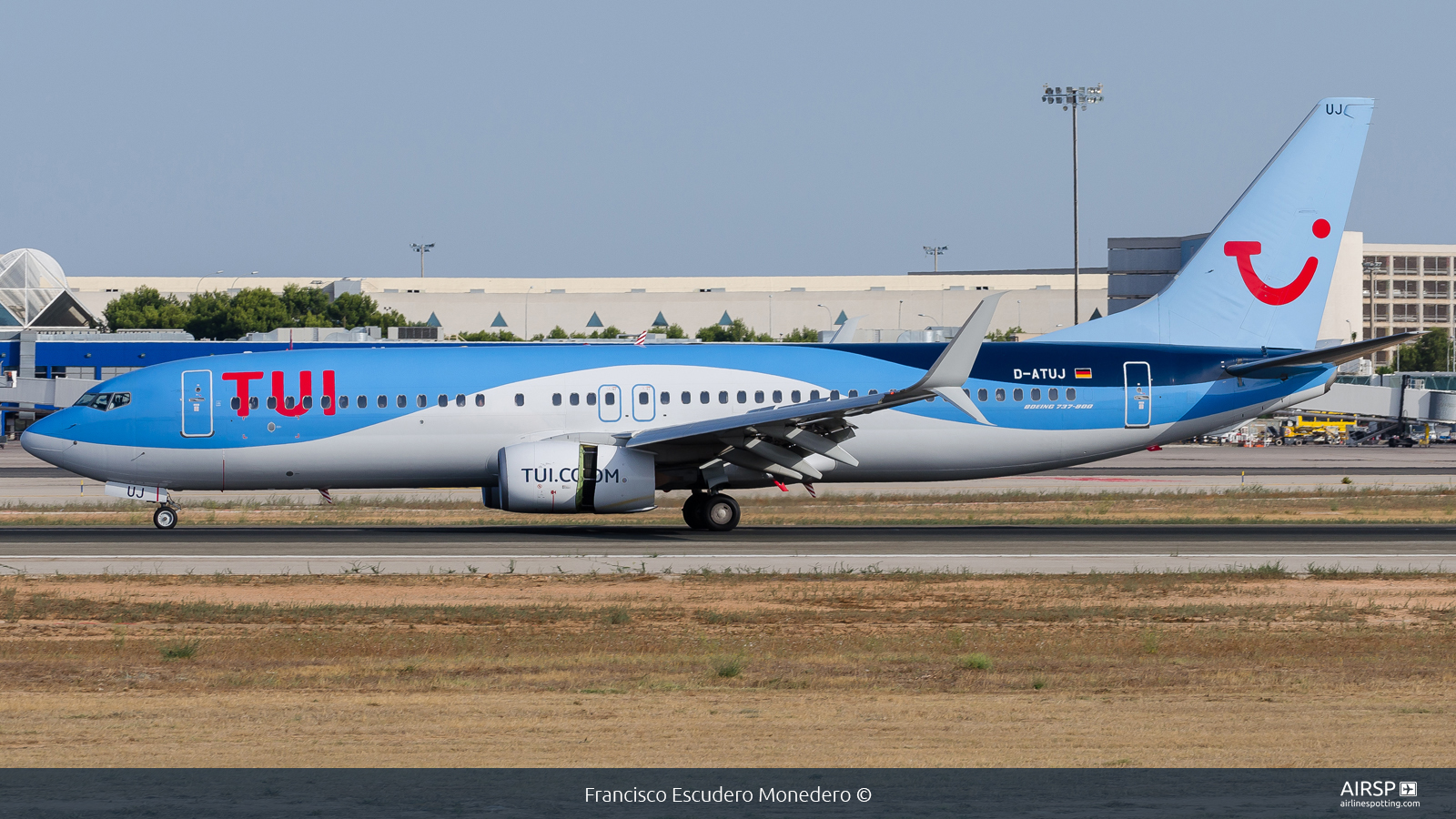 Tui Airways  Boeing 737-800  D-ATUJ