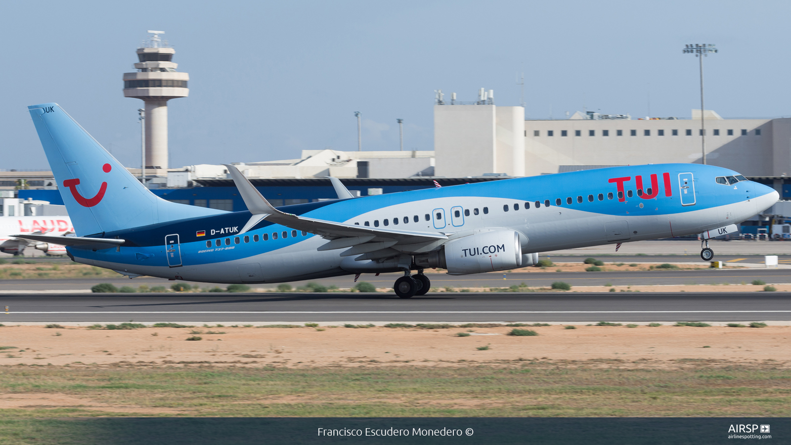 Tui Airways  Boeing 737-800  D-ATUK