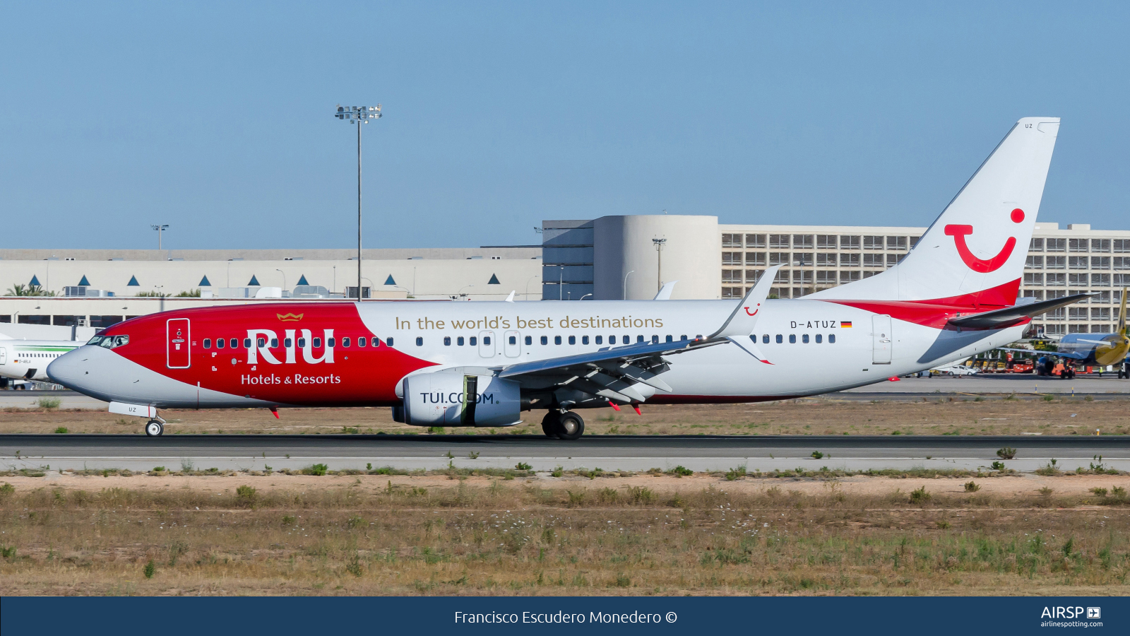 Tui Airways  Boeing 737-800  D-ATUZ