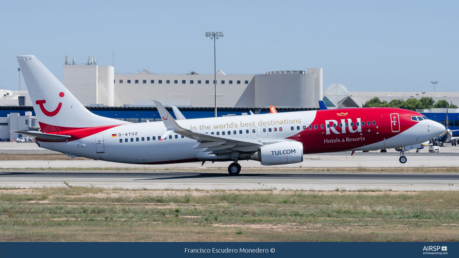 Tui Airways  Boeing 737-800  D-ATUZ