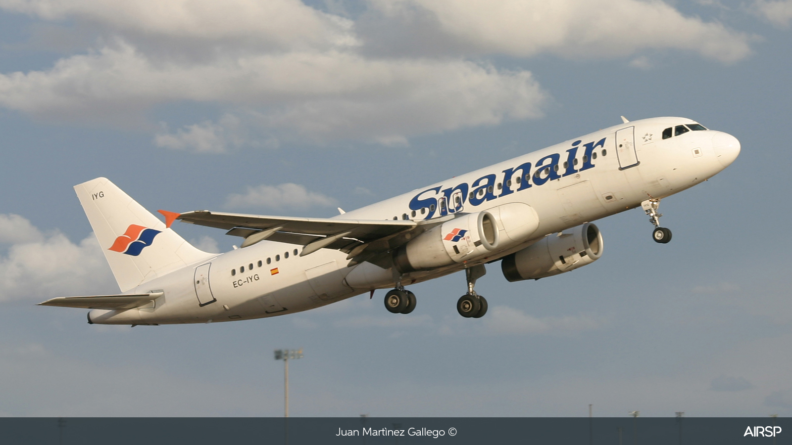 Spanair  Airbus A320  EC-IYG