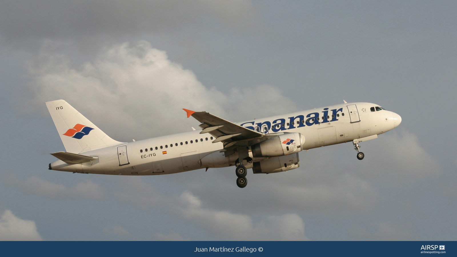 Spanair  Airbus A320  EC-IYG