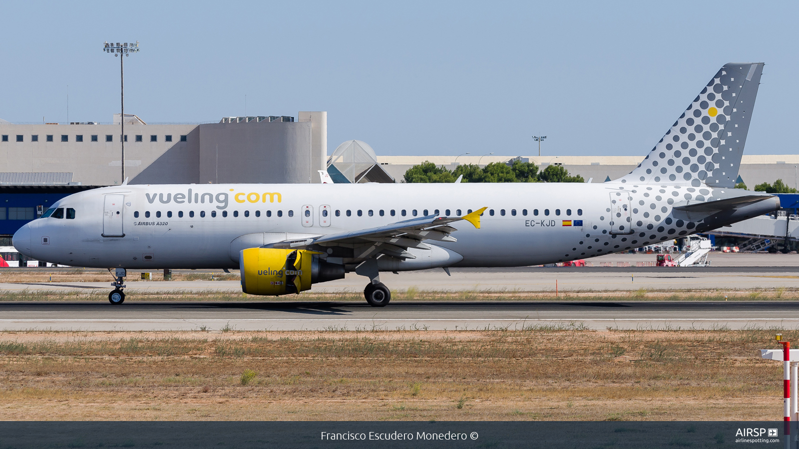 Vueling  Airbus A320  EC-KJD