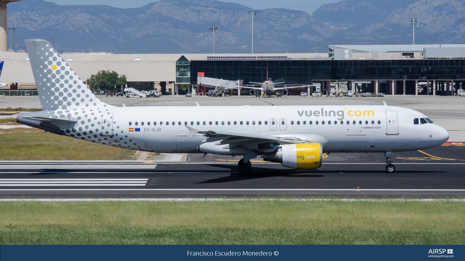 Vueling  Airbus A320  EC-KJD