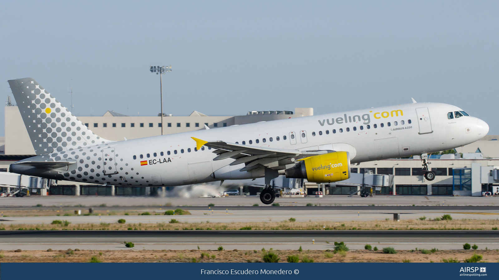 Vueling  Airbus A320  EC-LAA