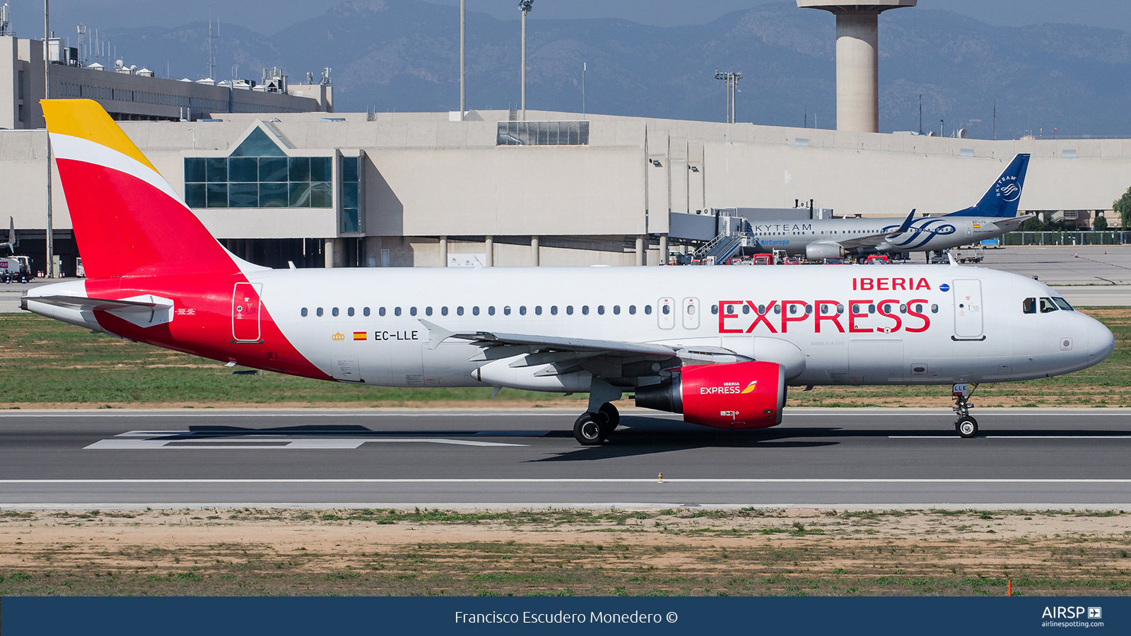 Iberia Express  Airbus A320  EC-LLE