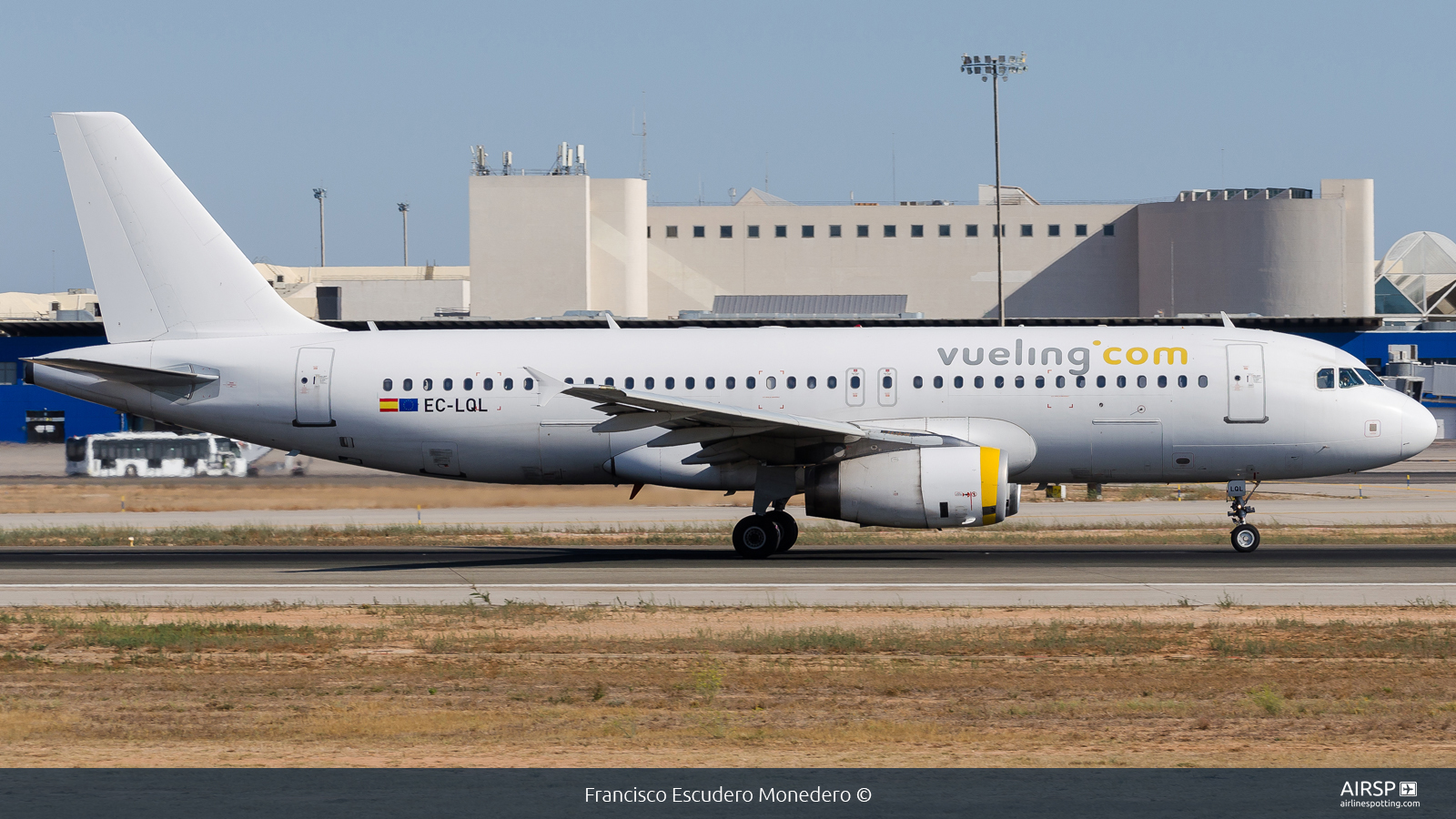 Vueling  Airbus A320  EC-LQL