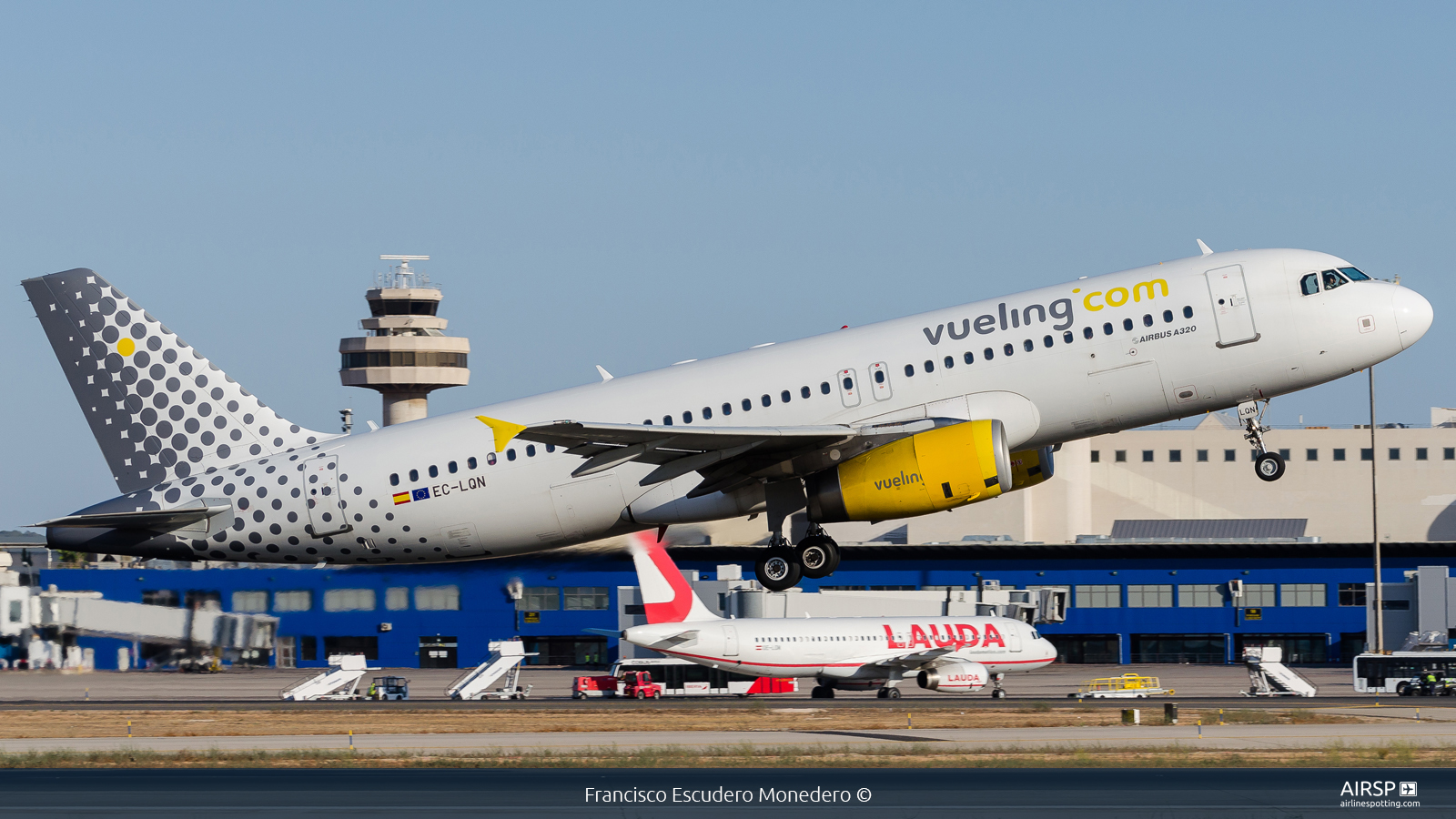 Vueling  Airbus A320  EC-LQN