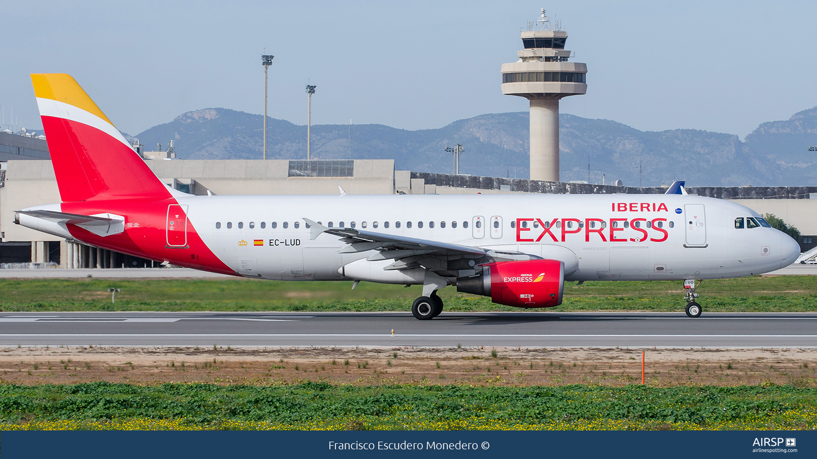 Iberia Express  Airbus A320  EC-LUD
