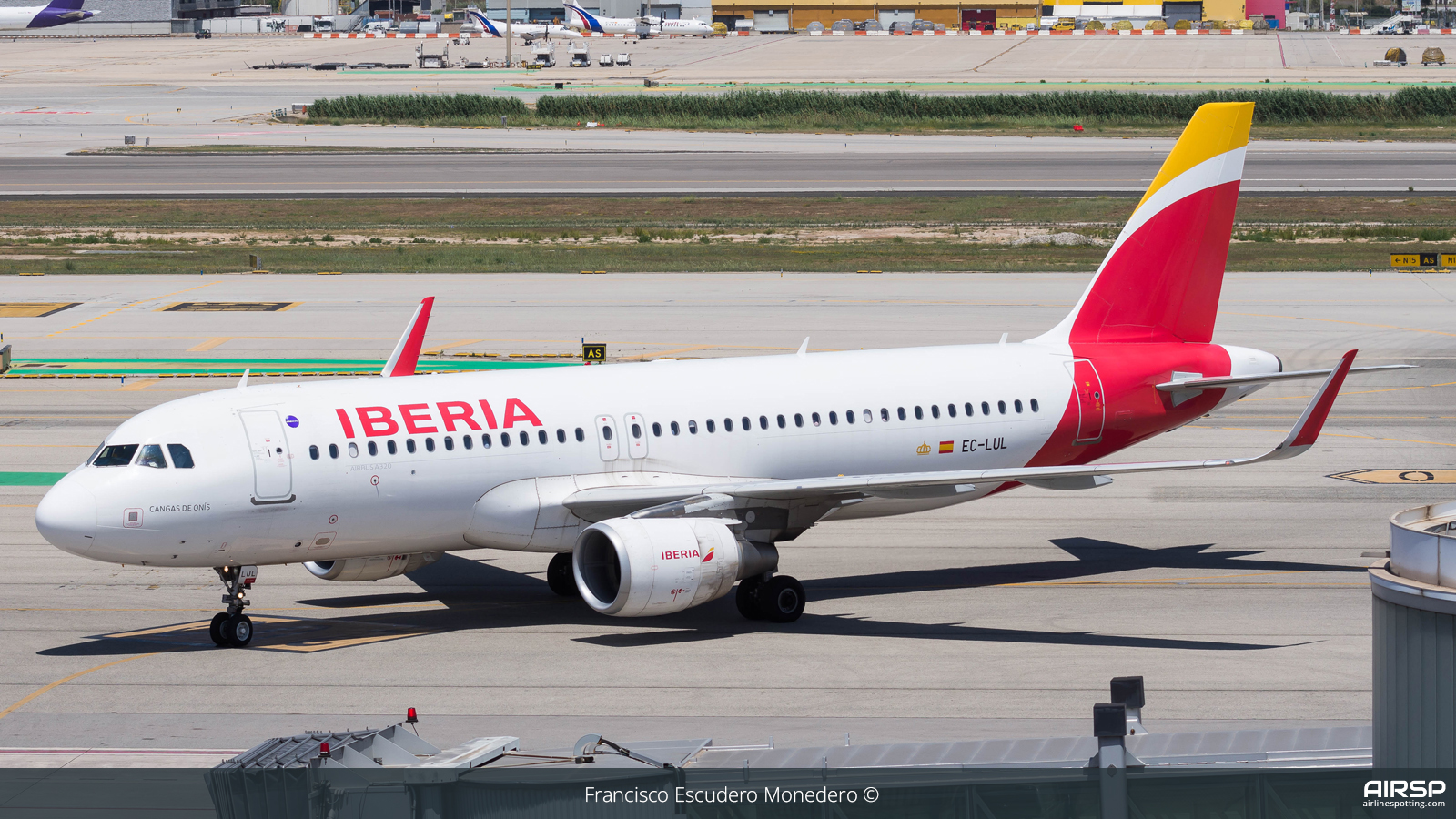 Iberia  Airbus A320  EC-LUL