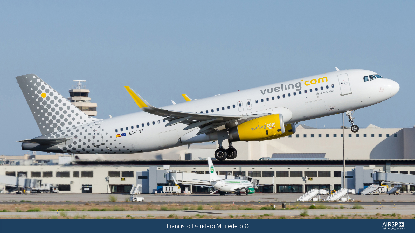 Vueling  Airbus A320  EC-LVT