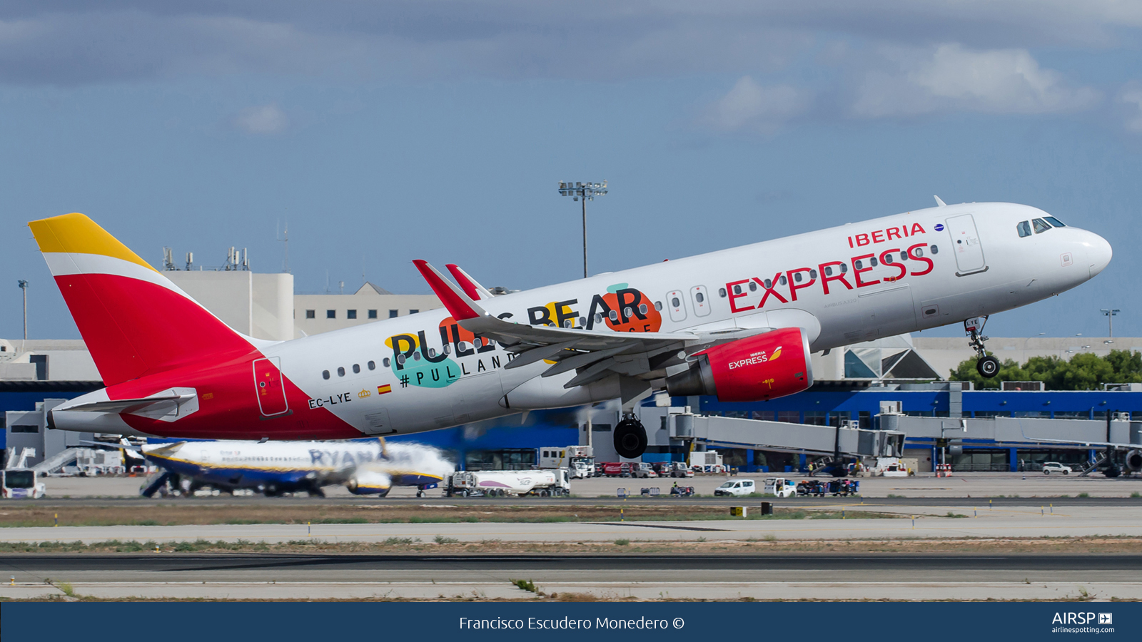 Iberia Express  Airbus A320  EC-LYE