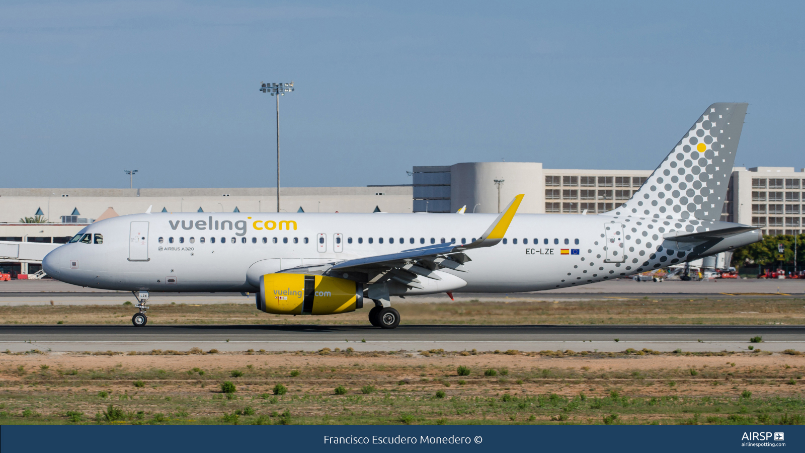 Vueling  Airbus A320  EC-LZE