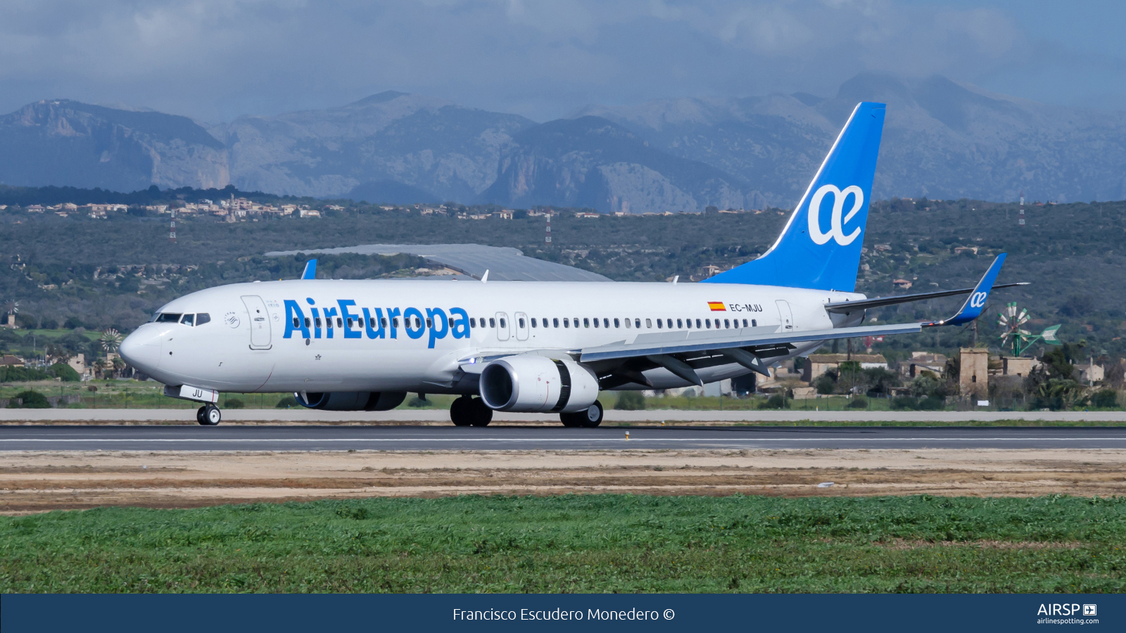 Air Europa  Boeing 737-800  EC-MJU