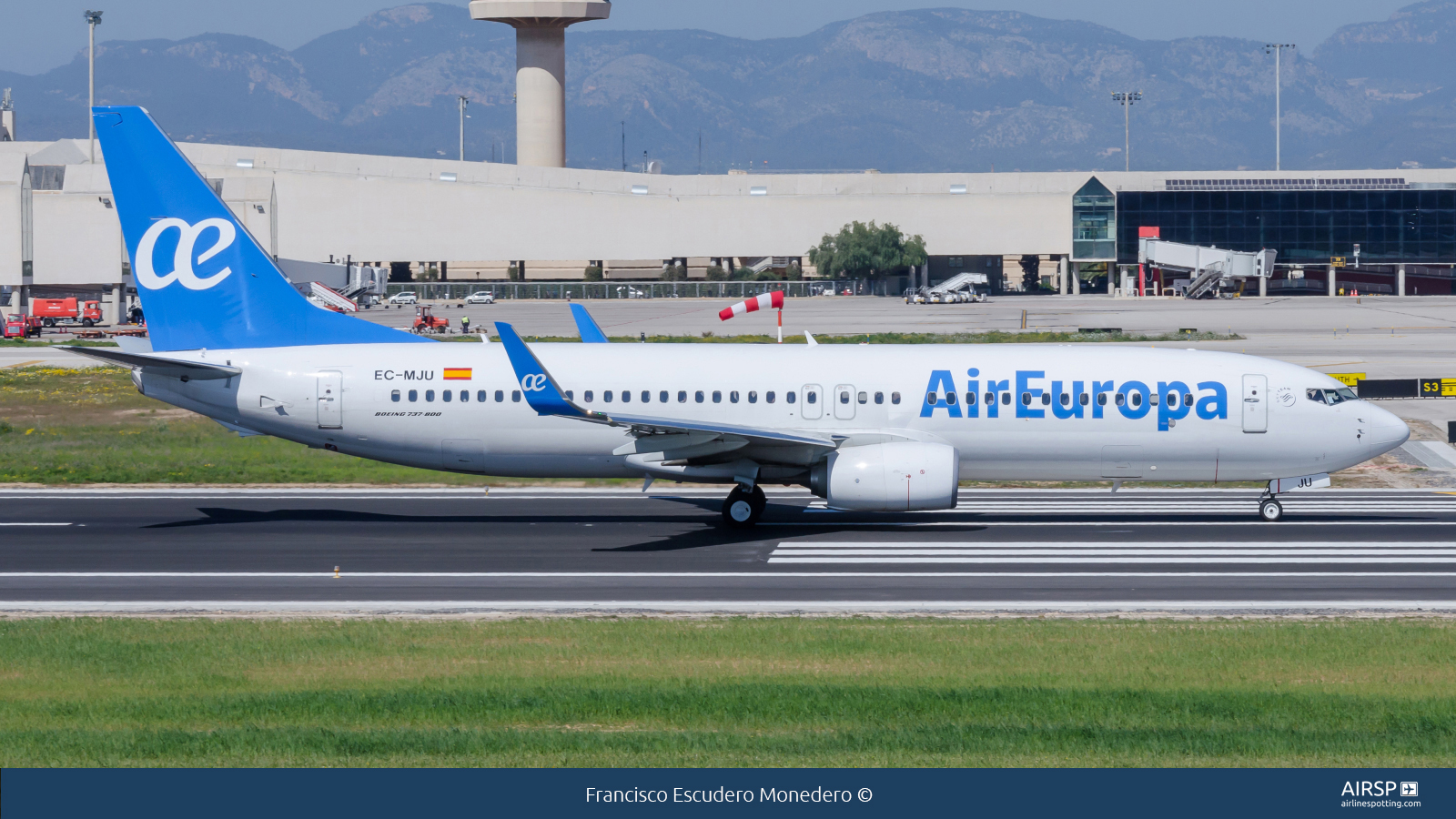 Air Europa  Boeing 737-800  EC-MJU