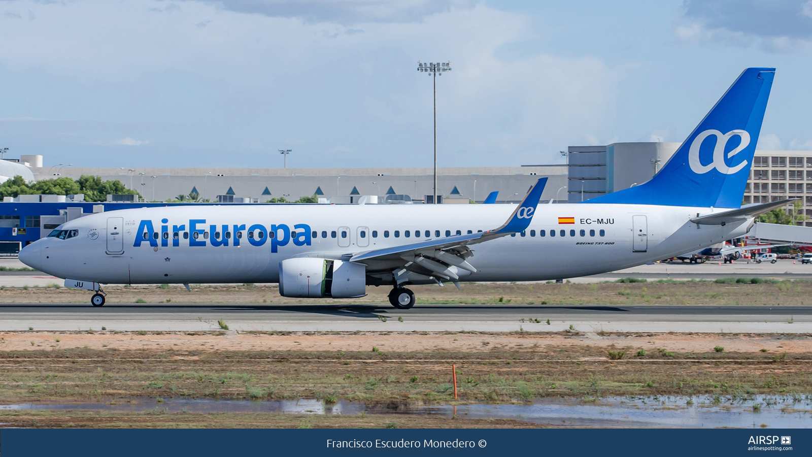 Air Europa  Boeing 737-800  EC-MJU