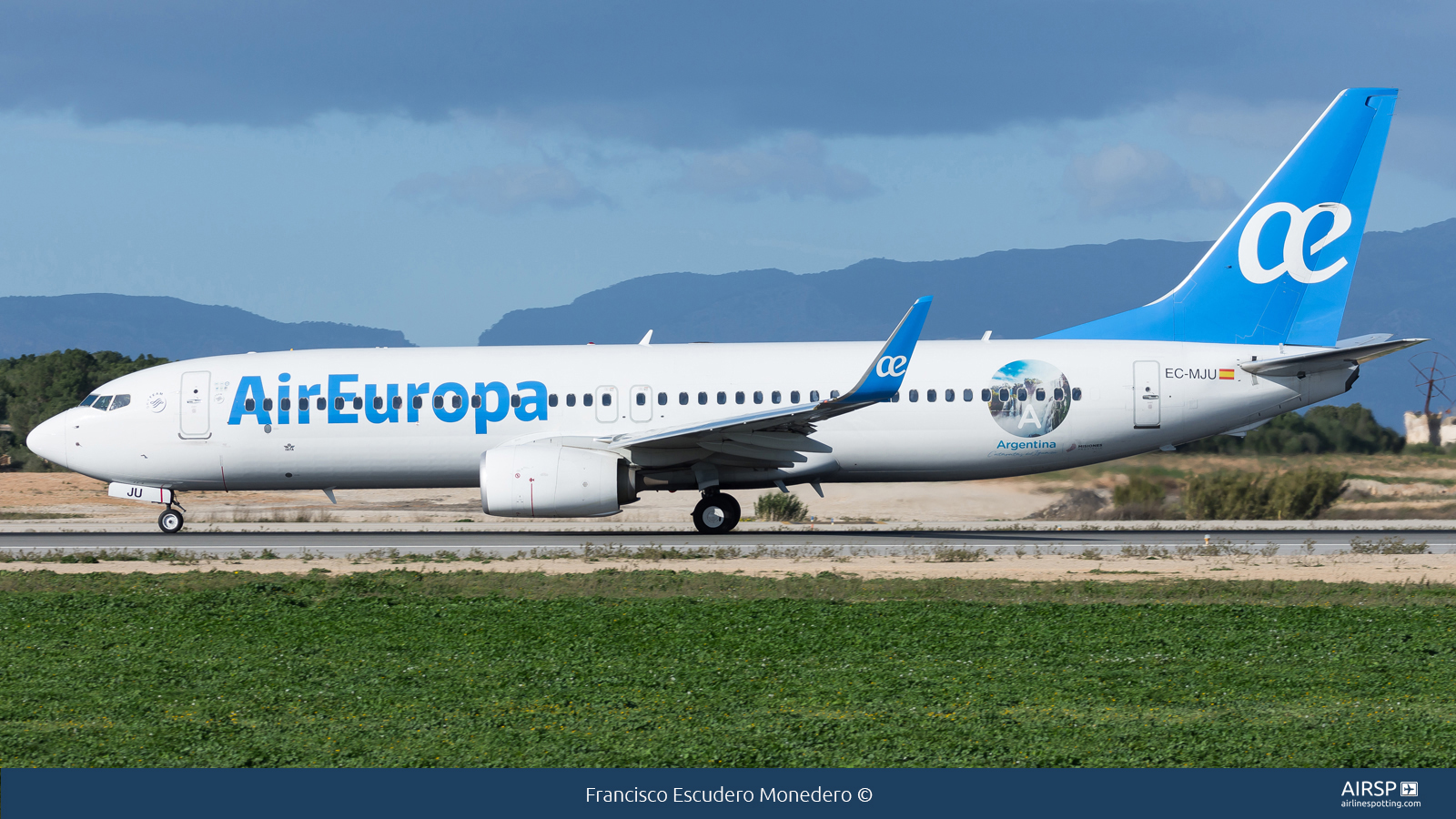 Air Europa  Boeing 737-800  EC-MJU