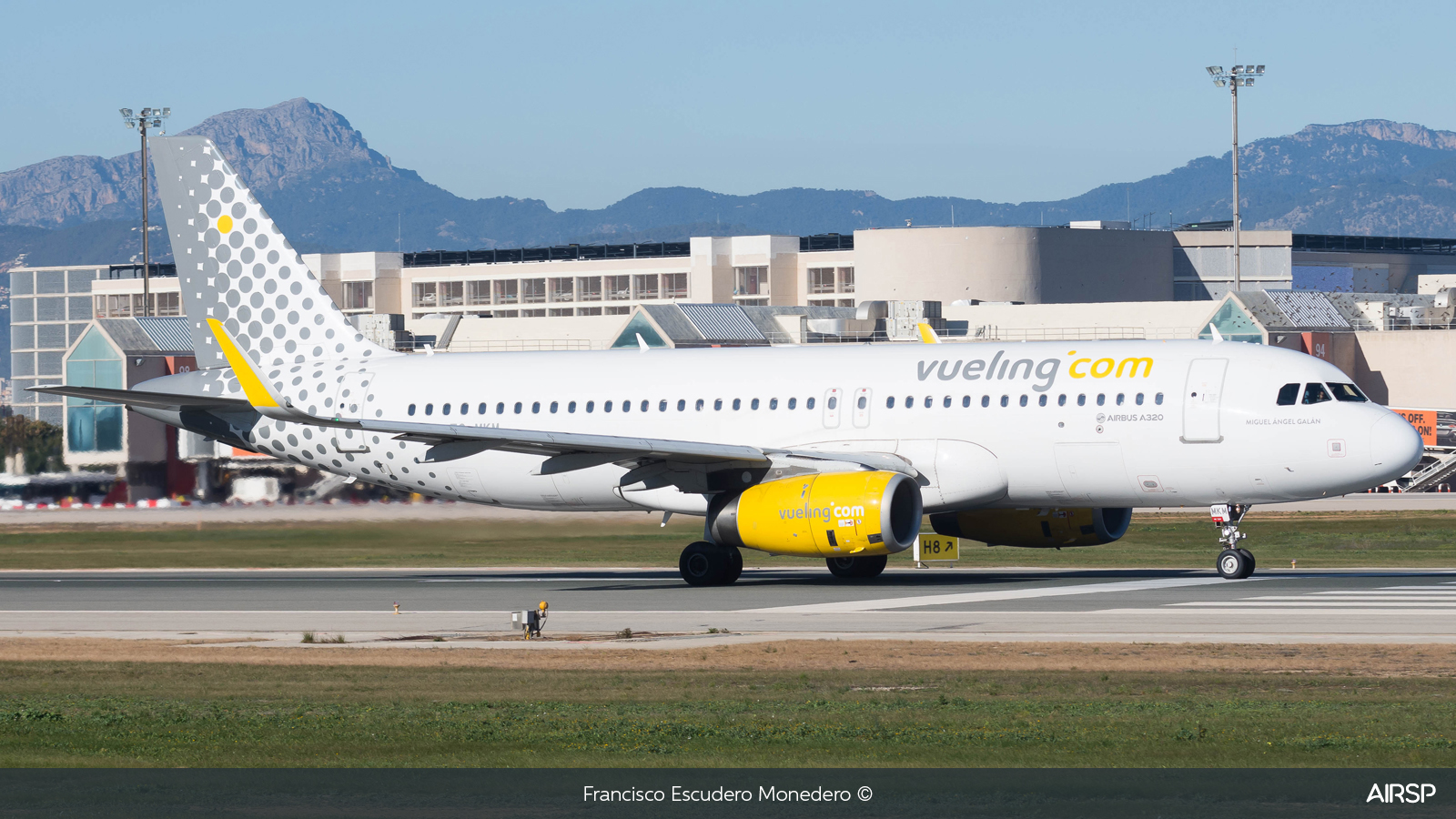 Vueling  Airbus A320  EC-MKM