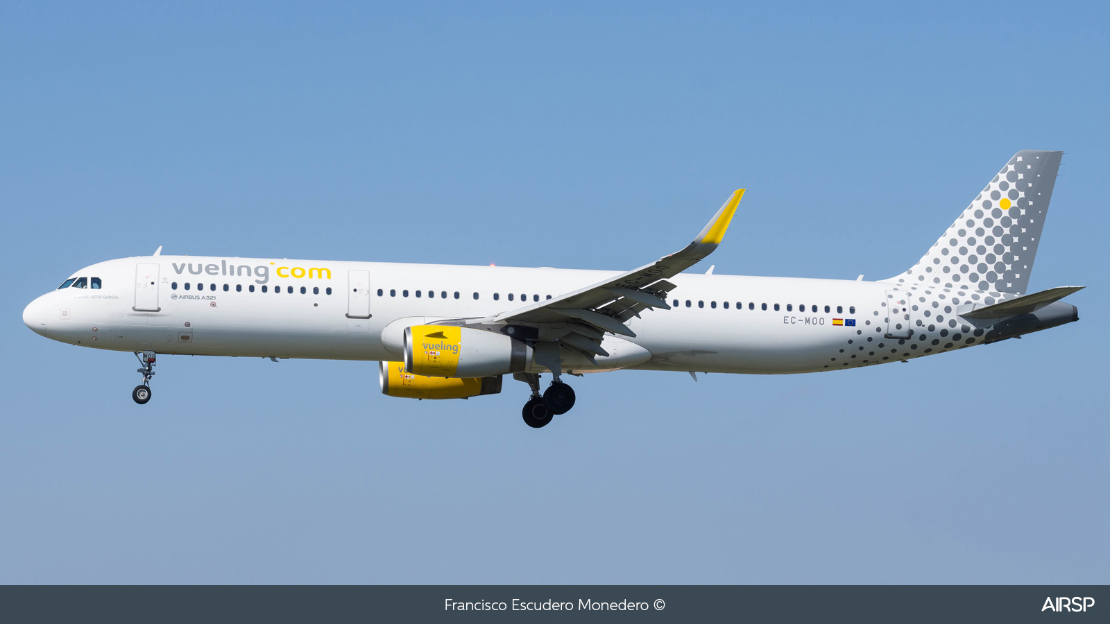 Vueling  Airbus A321  EC-MOO