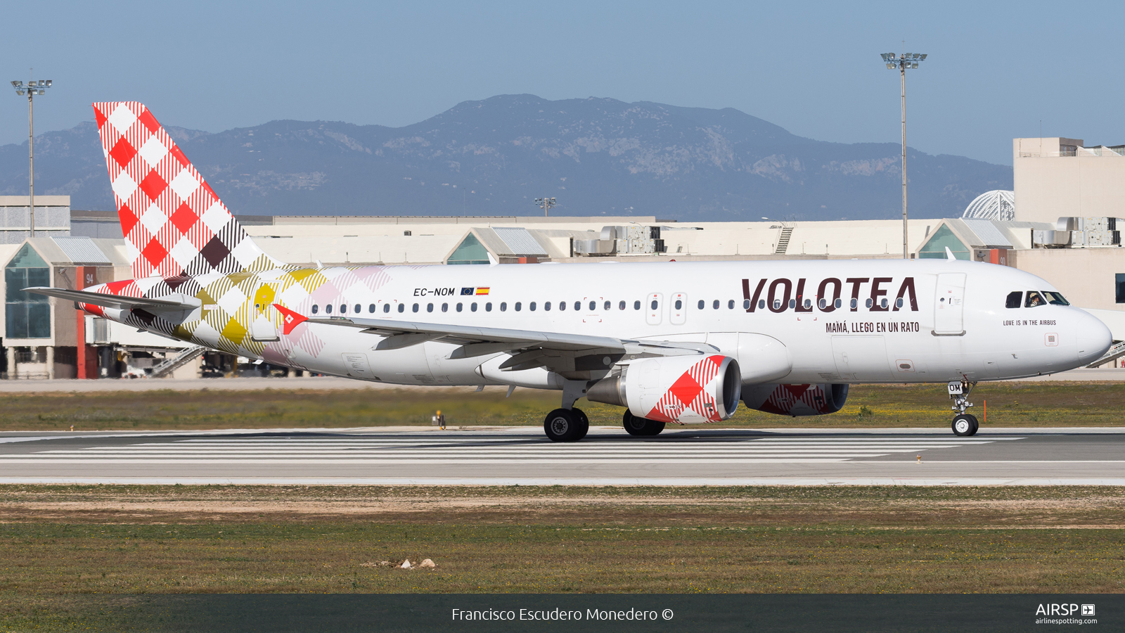 Volotea  Airbus A320  EC-NOM