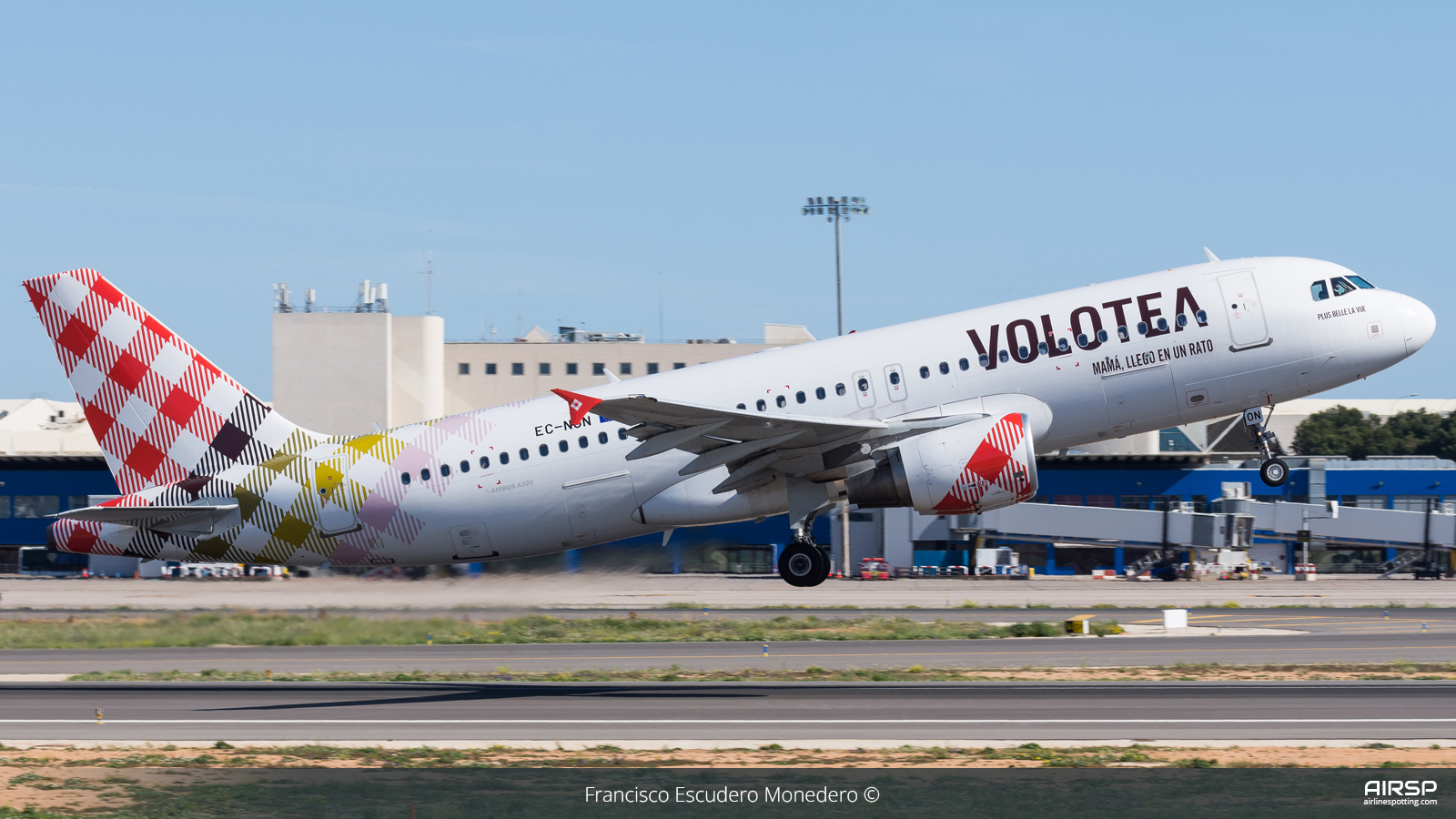 Volotea  Airbus A320  EC-NON