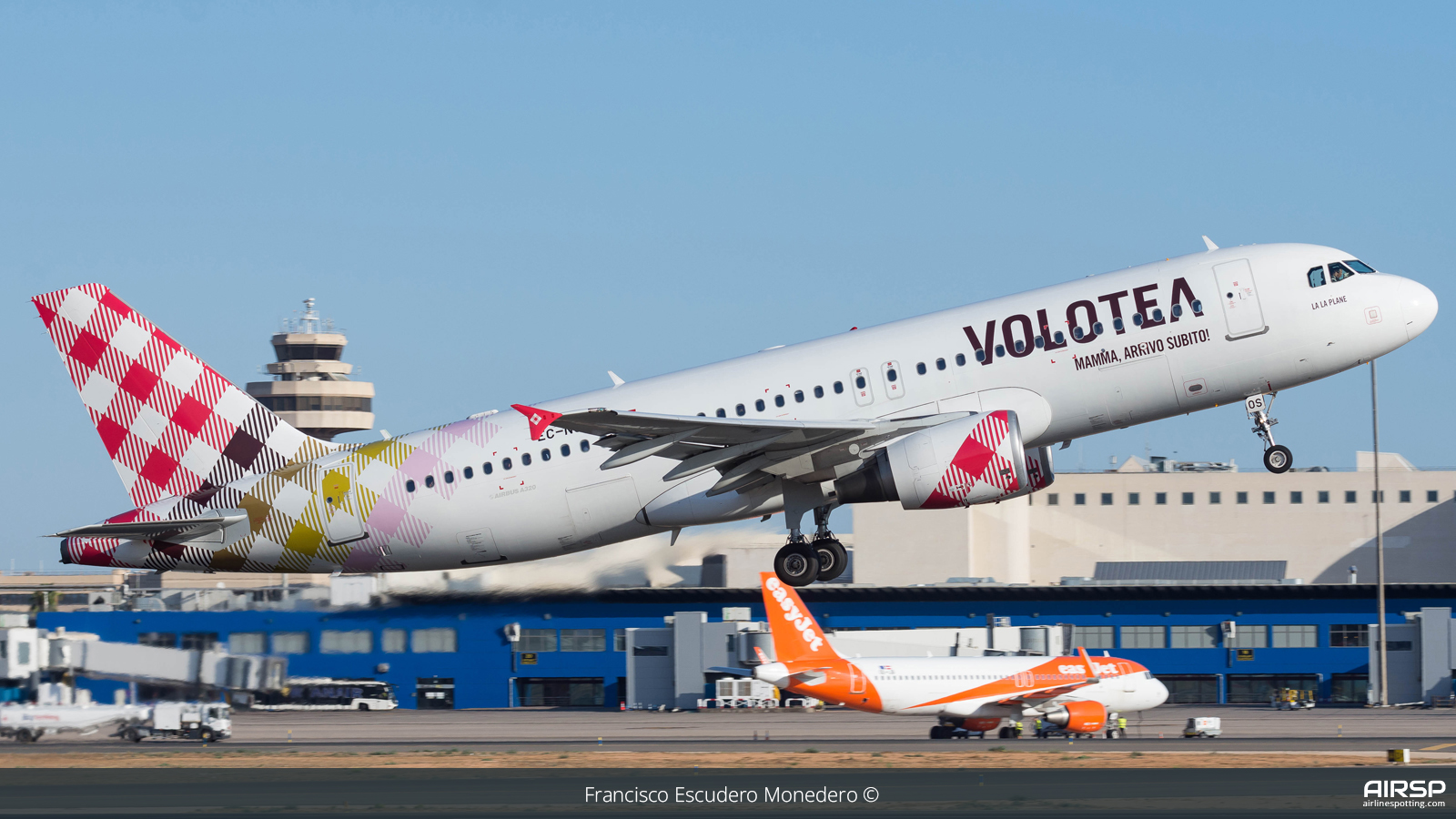 Volotea  Airbus A320  EC-NOS