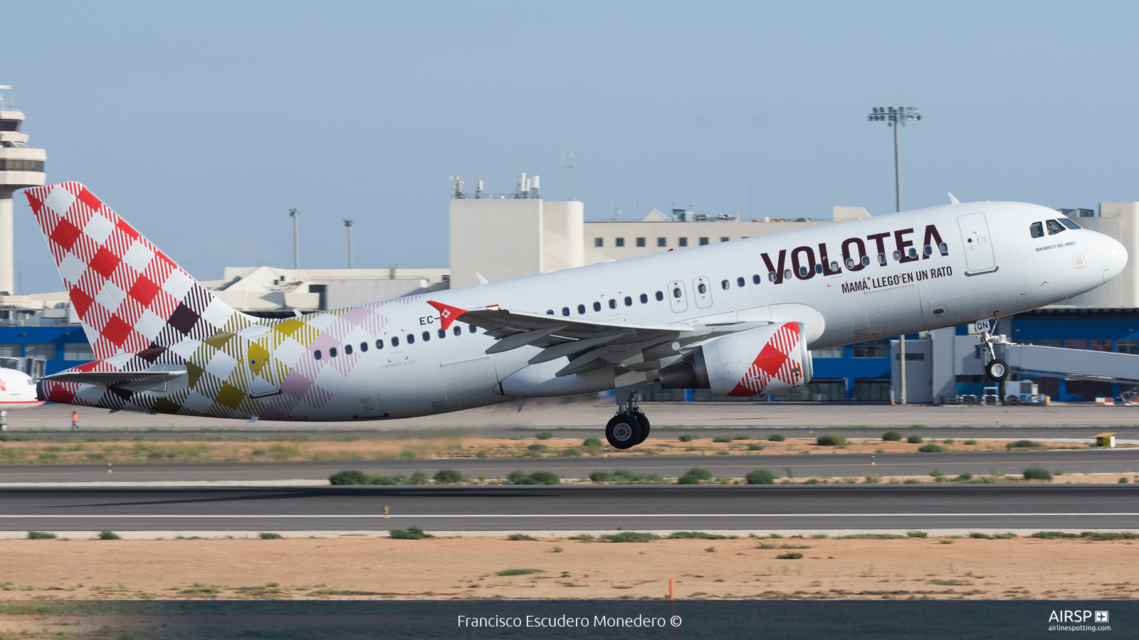 Volotea  Airbus A320  EC-NQN