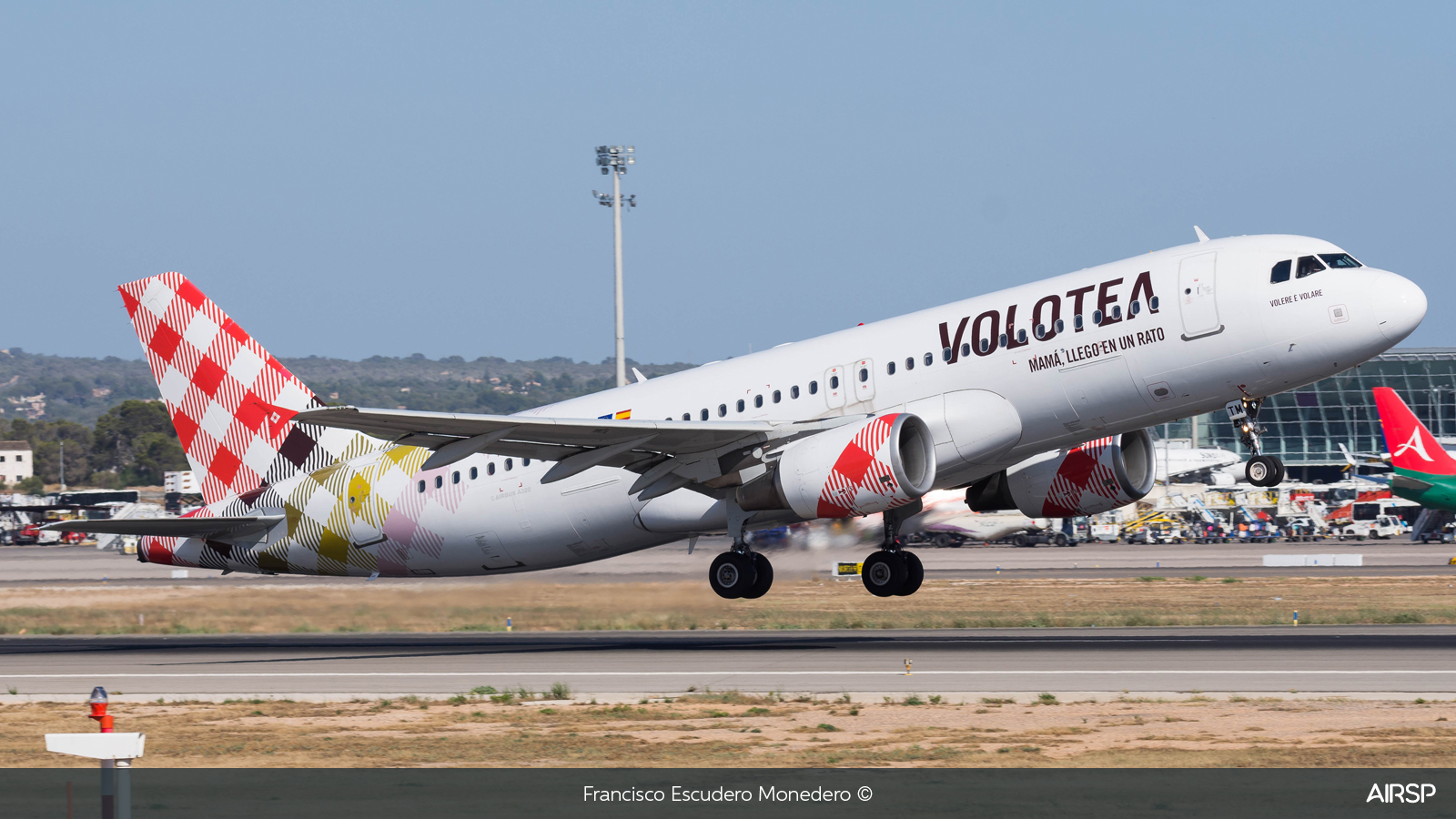 Volotea  Airbus A320  EC-NTM