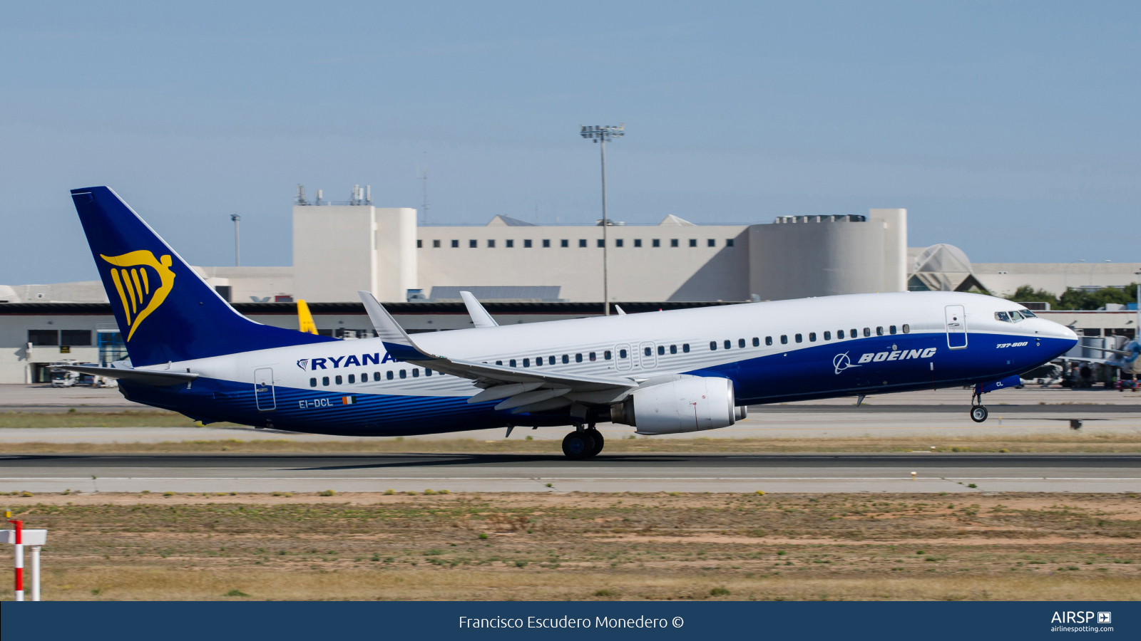 Ryanair  Boeing 737-800  EI-DCL