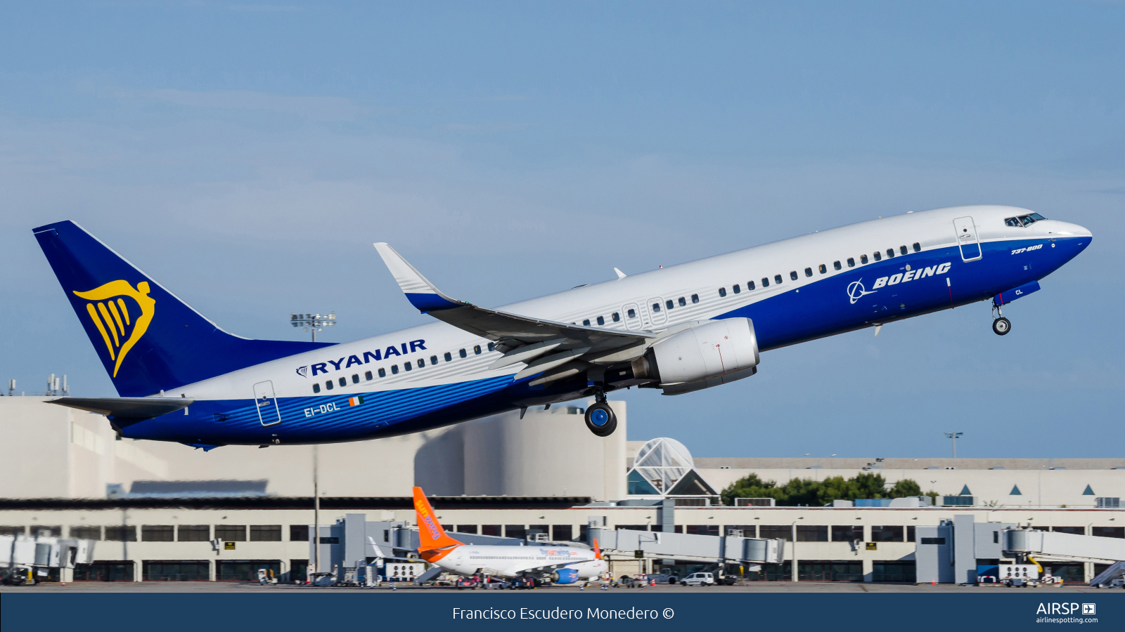 Ryanair  Boeing 737-800  EI-DCL