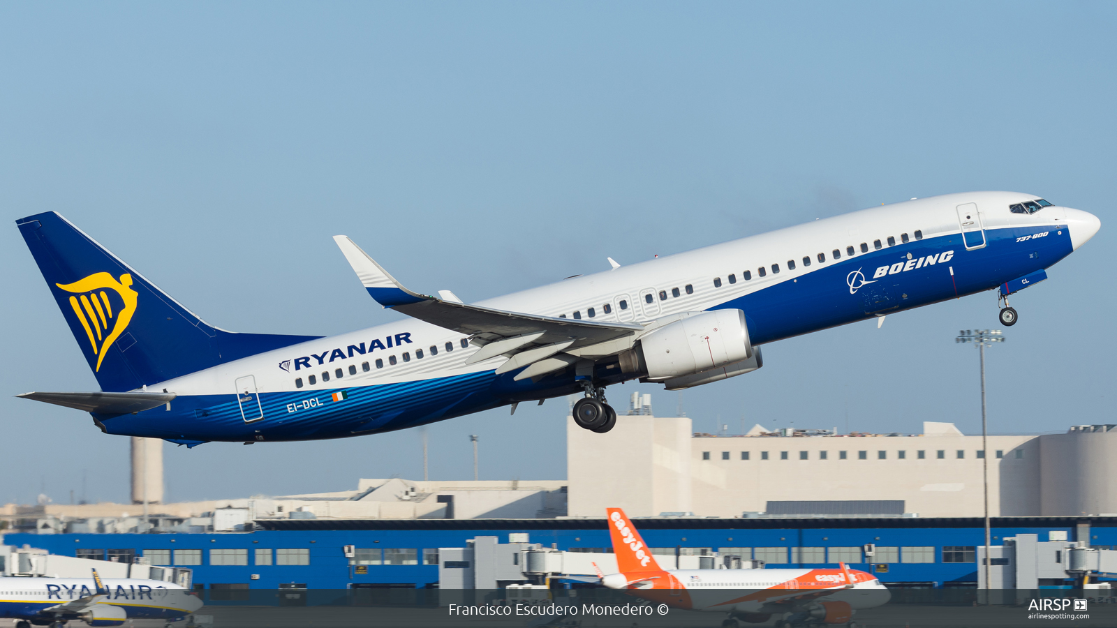 Ryanair  Boeing 737-800  EI-DCL