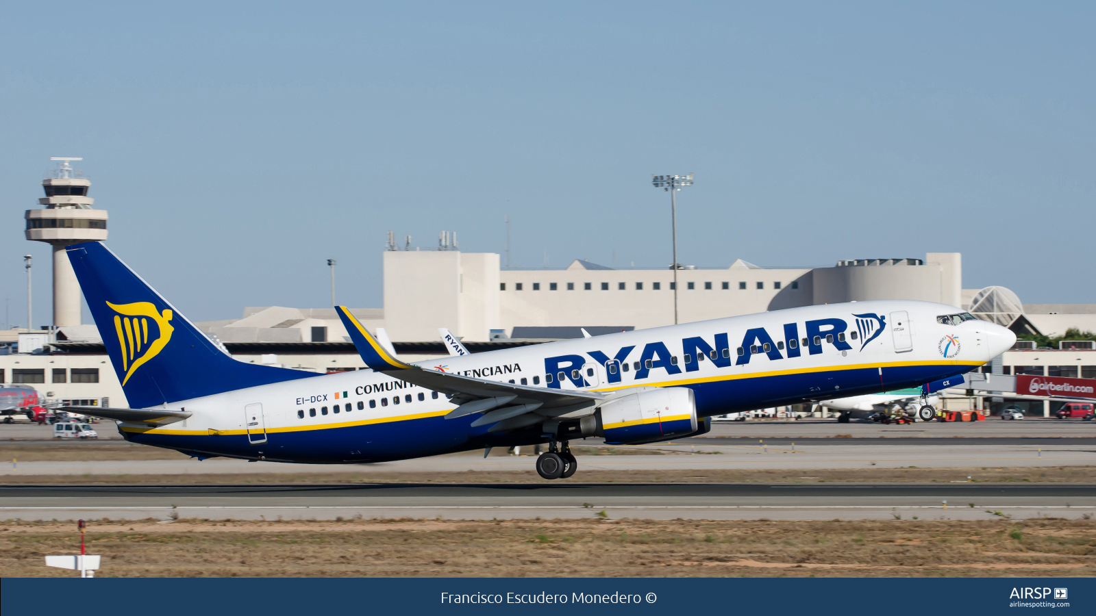 Ryanair  Boeing 737-800  EI-DCX