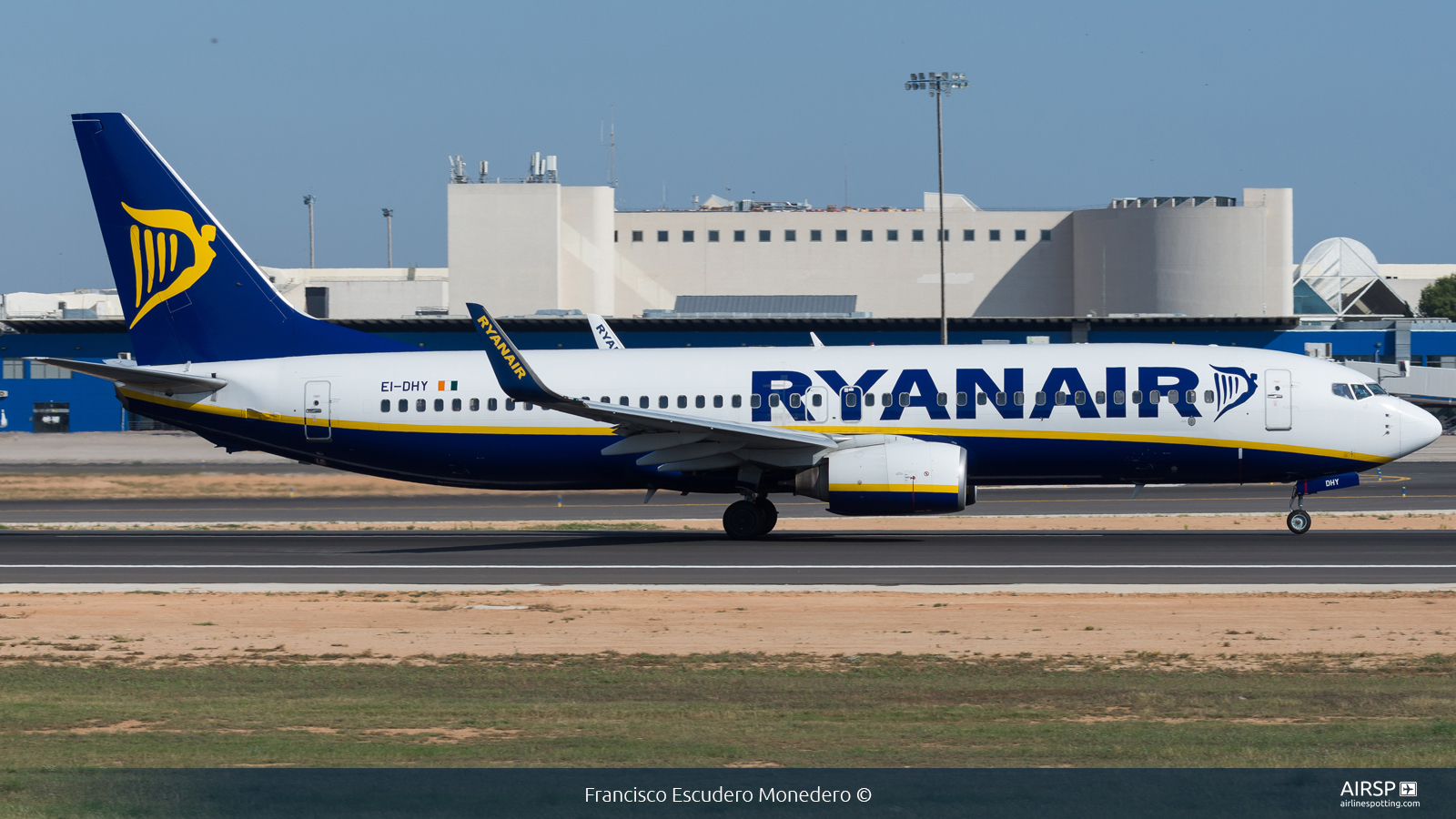 Ryanair  Boeing 737-800  EI-DHY