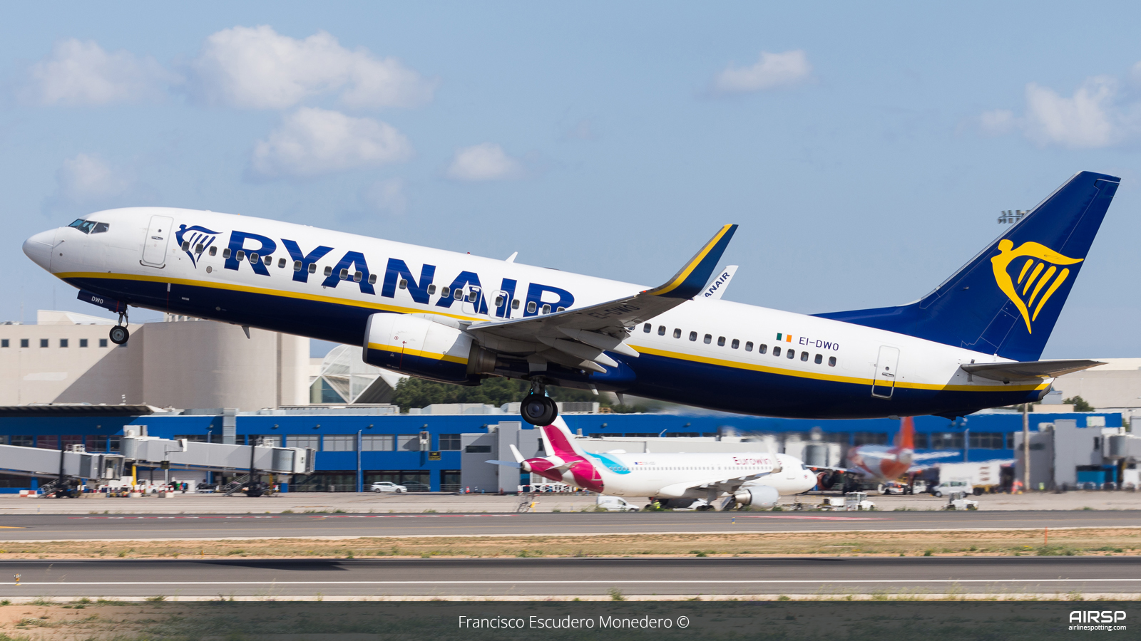 Ryanair  Boeing 737-800  EI-DWO