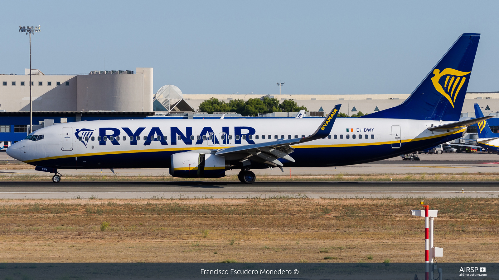 Ryanair  Boeing 737-800  EI-DWY