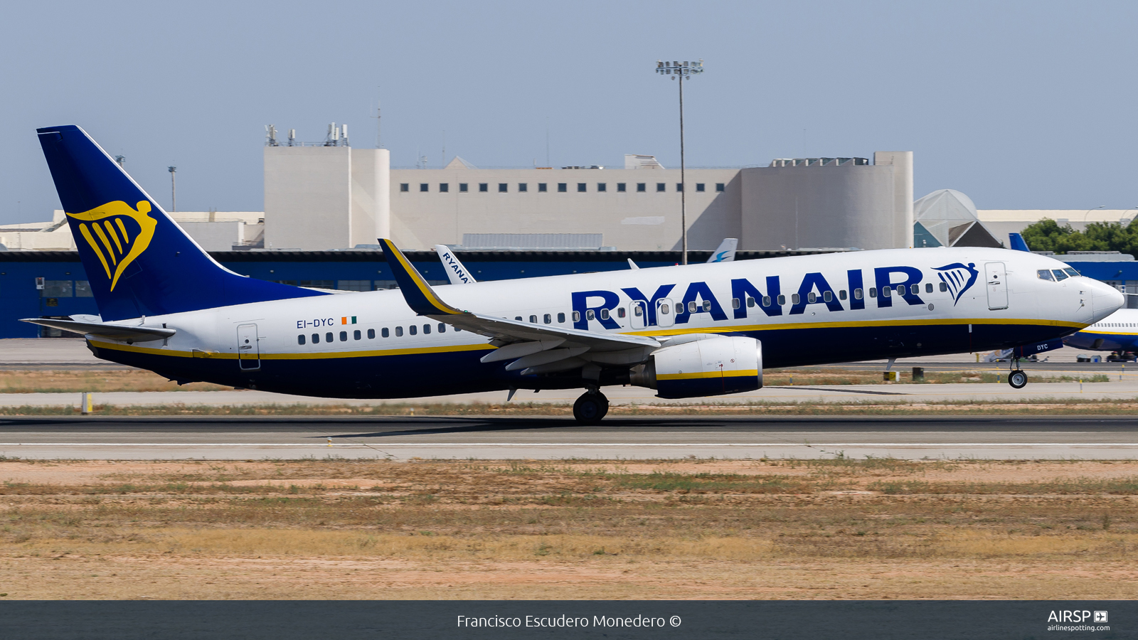 Ryanair  Boeing 737-800  EI-DYC