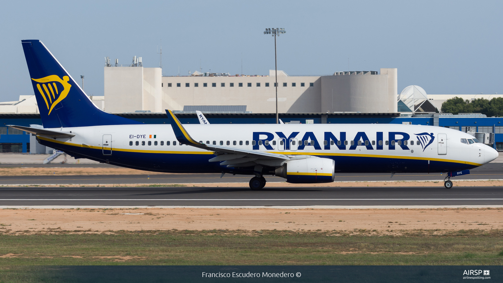 Ryanair  Boeing 737-800  EI-DYE