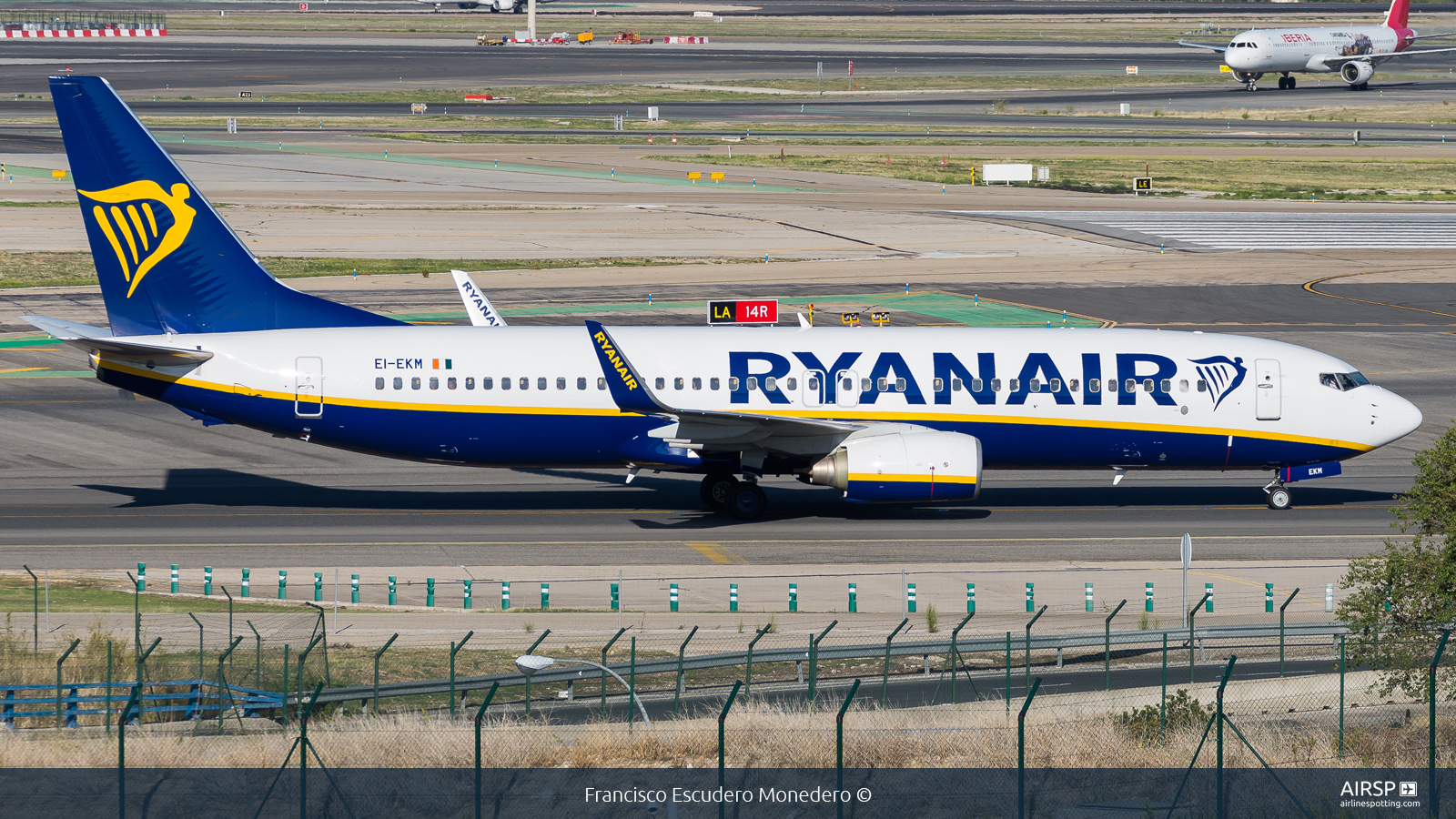 Ryanair  Boeing 737-800  EI-EKM