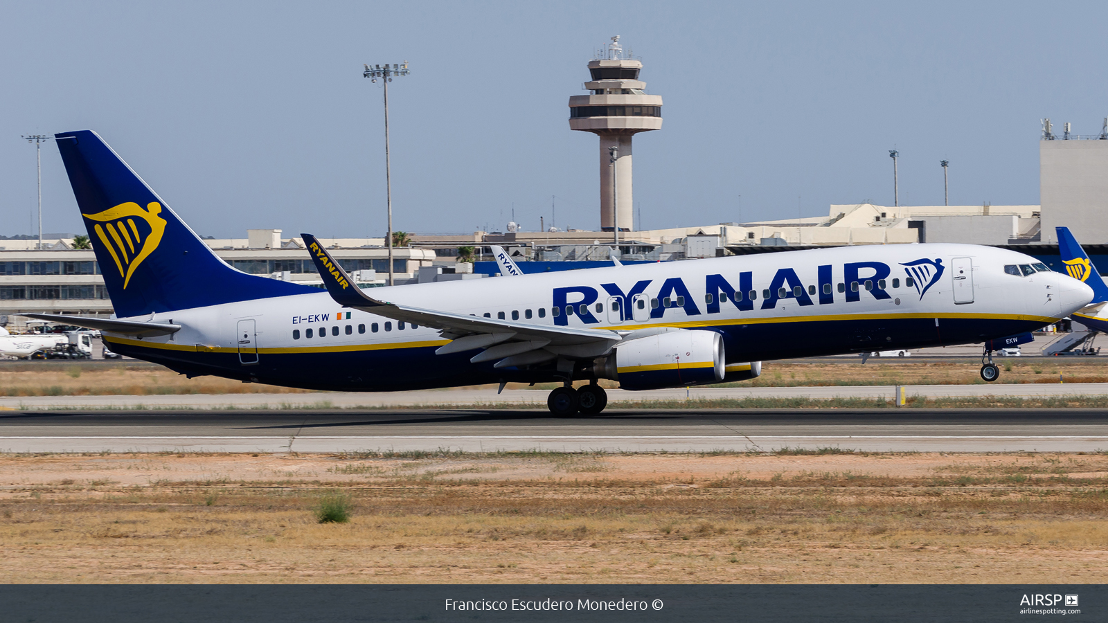 Ryanair  Boeing 737-800  EI-EKW