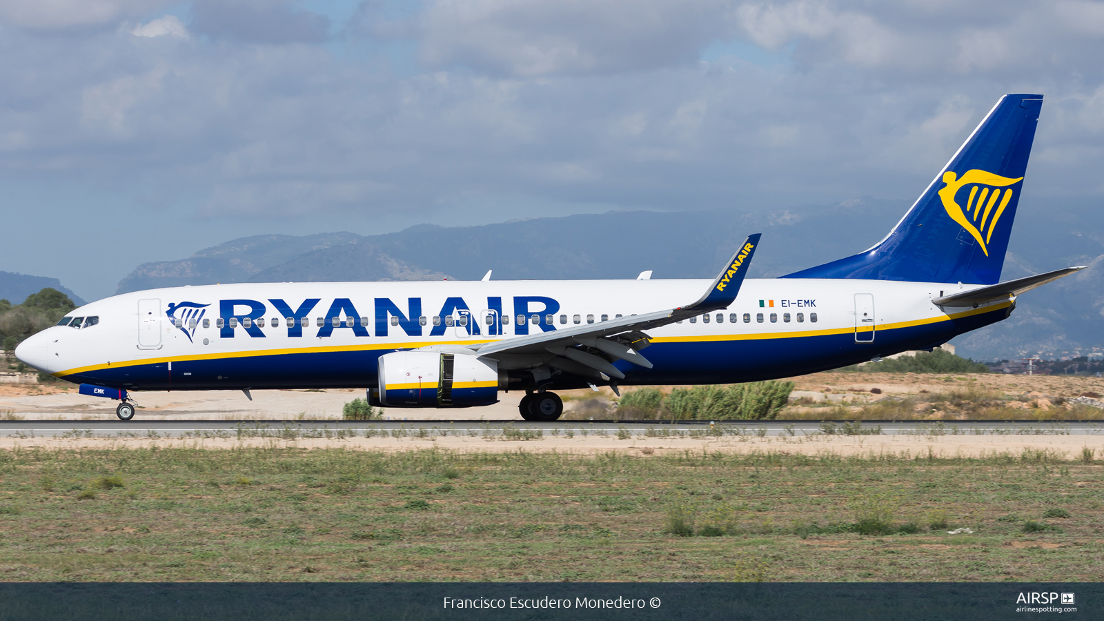 Ryanair  Boeing 737-800  EI-EMK