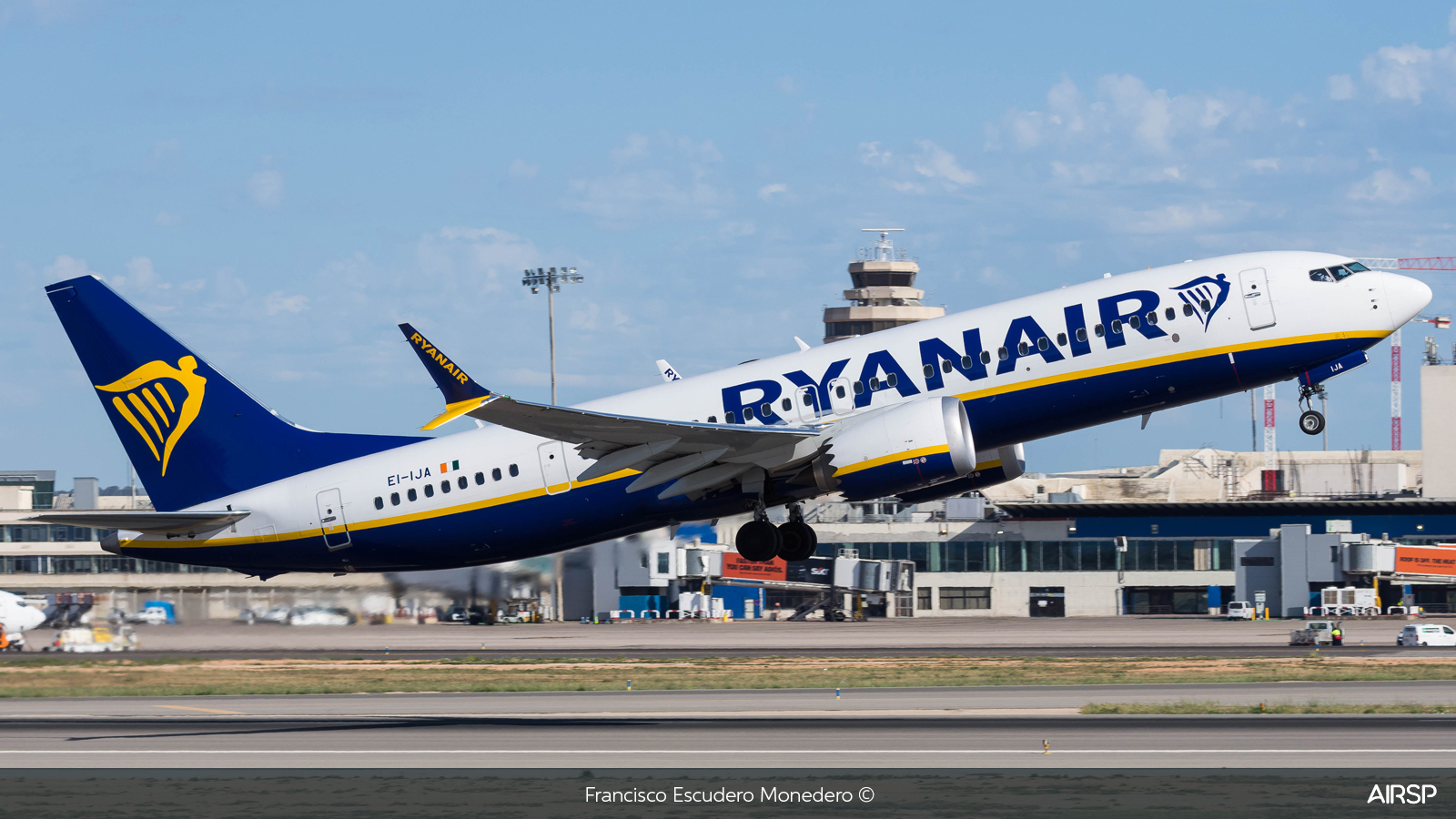 Ryanair  Boeing 737 Max 8  EI-IJA