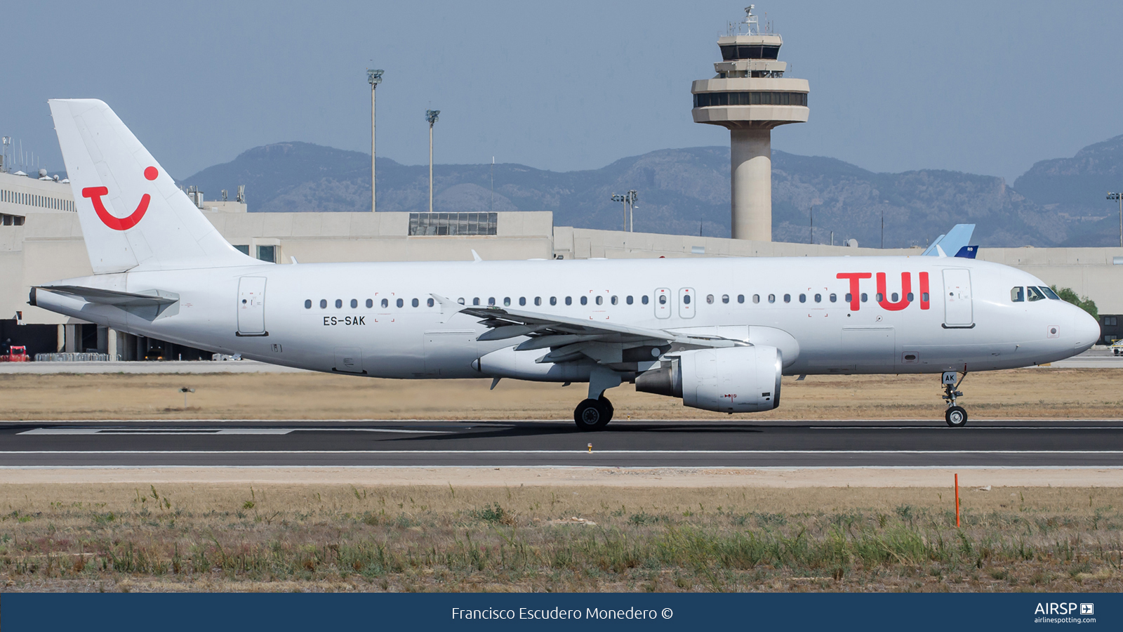Tui Airways  Airbus A320  ES-SAK