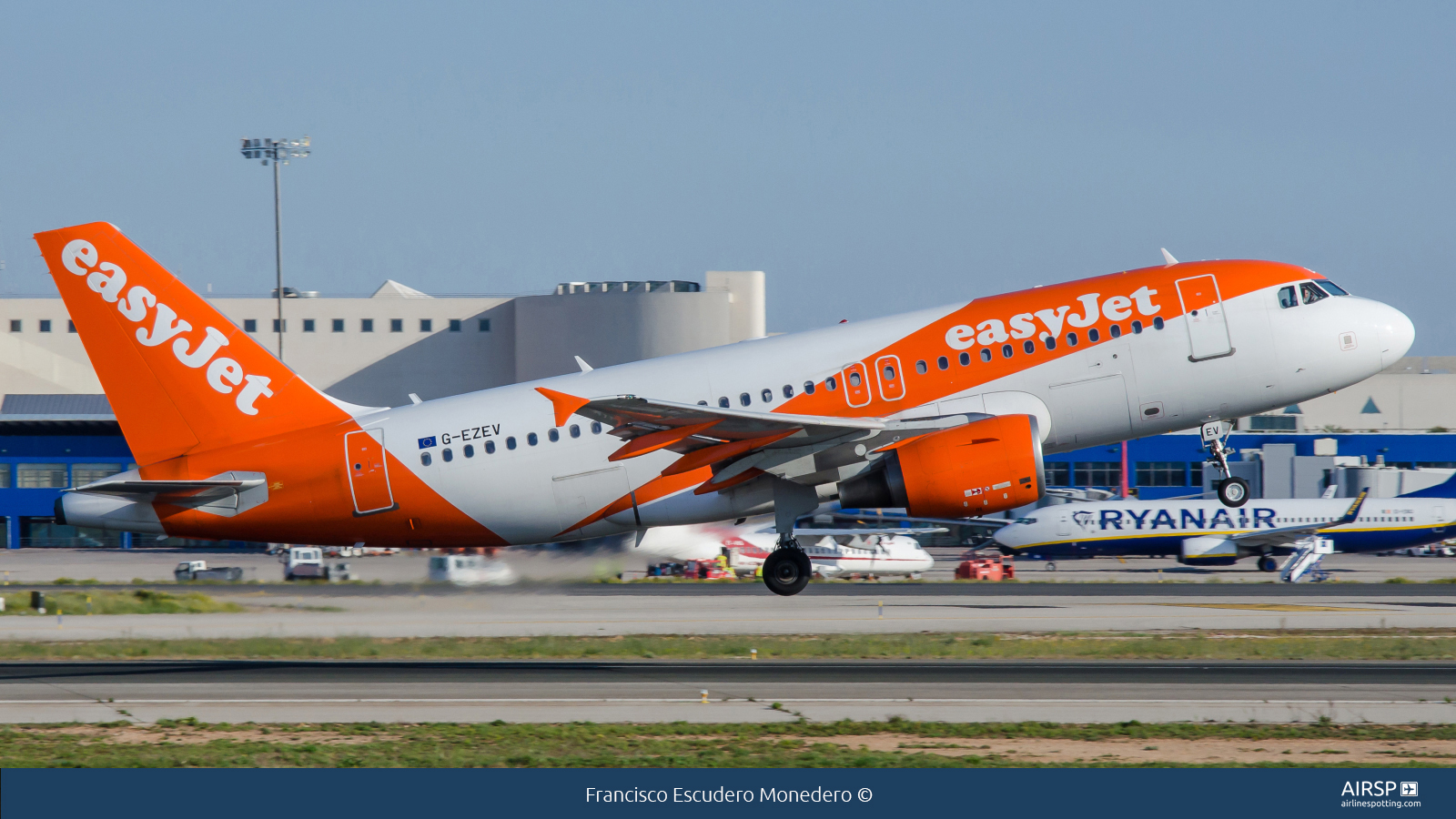 Easyjet  Airbus A319  G-EZEV